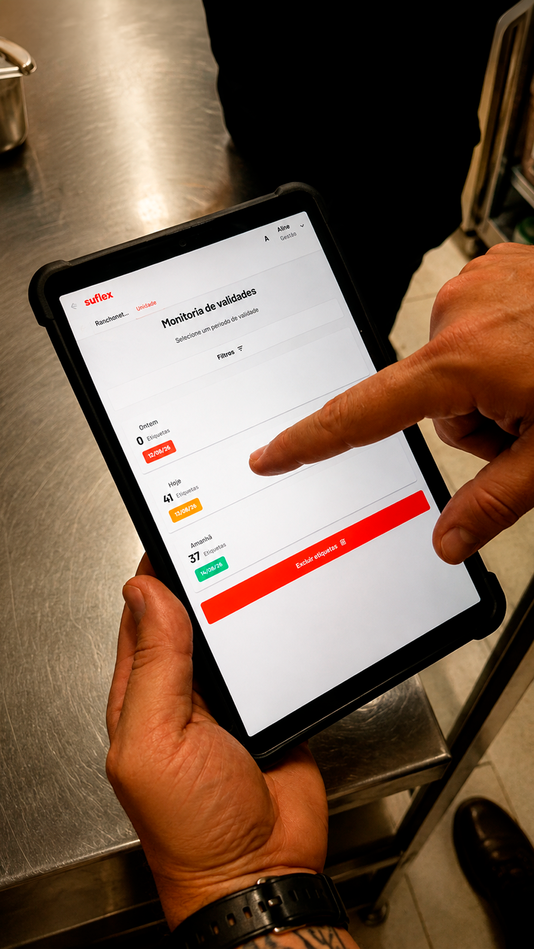Sistema Suflex no tablet controlando validades na cozinha